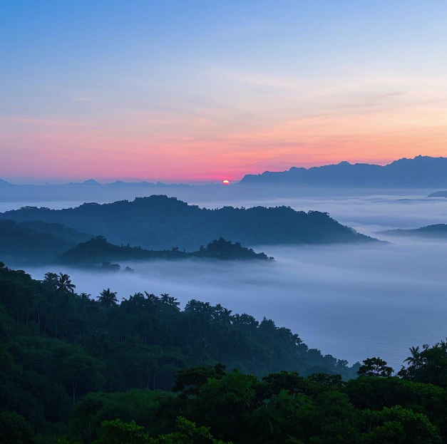 清晨的菲律宾风景，雾蒙蒙的，隐隐约约还能看到一点火红的太阳正在升起